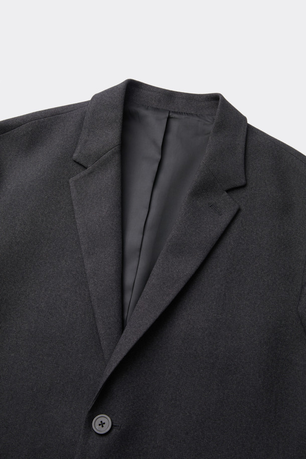 그레이 톤의 텍스처가 돋보이는 루즈핏 셋업 재킷입니다. 부드러운 촉감의 폴리에스테르와 울 혼방 소재로 제작되어 편안한 착용감을 선사합니다. 베이직하고 캐주얼한 스타일로, 봄, 가을에 출근룩, 비즈니스 캐주얼, 모임룩 등 다양한 TPO에 활용하기 좋습니다. 싱글 버튼 여밈과 라펠 디테일, 언컨스트럭티드 디자인이 특징이며, 블레이저 스타일의 레귤러 기장으로 클래식하고 미니멀한 무드를 연출합니다. 긴 소매의 무지 디자인으로 어떤 옷에도 쉽게 매치할 수 있습니다.
