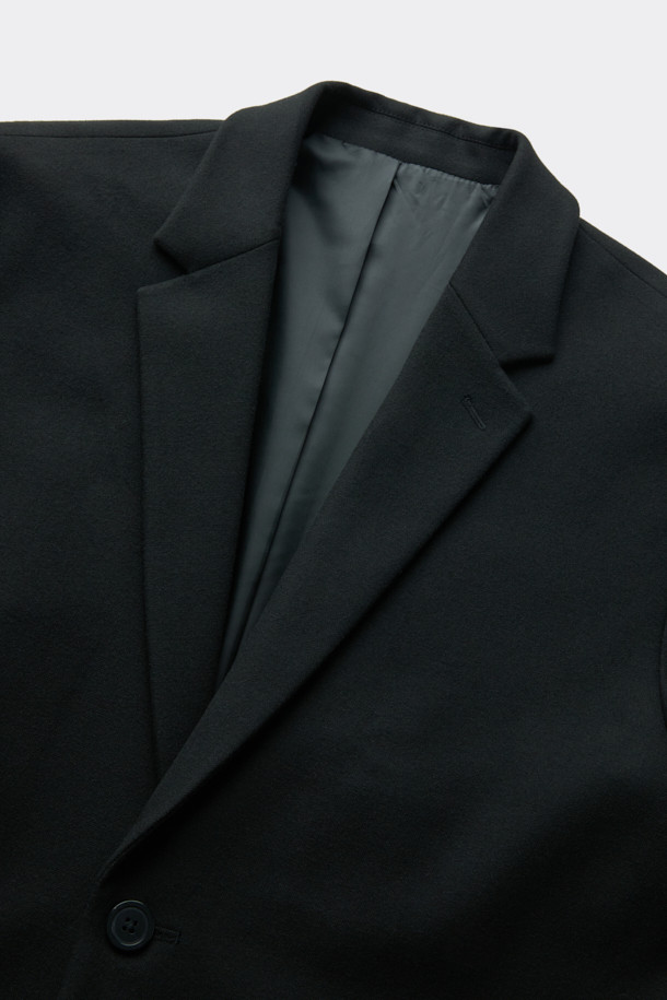 블랙 루즈 핏 셋업 재킷입니다. 레이온, 폴리에스테르, 폴리우레탄 혼방 소재로 제작되어 부드러운 촉감과 중량감을 느낄 수 있습니다. 싱글 버튼 여밈 방식의 레귤러 기장 블레이저 스타일이며, 넉넉한 루즈핏으로 편안하게 착용 가능합니다. 봄, 가을에 출근룩, 비즈니스 캐주얼, 모임룩 등 다양한 TPO에 맞춰 클래식, 미니멀, 시크한 스타일을 연출하기 좋습니다. 무지 디자인으로 어떤 옷에도 쉽게 매치할 수 있는 베이직한 아이템입니다.
