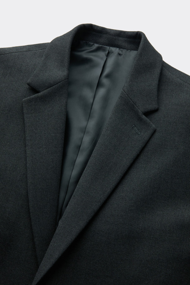 세련된 그레이 컬러의 Grey Loose Fit 셋업 재킷입니다. 레이온, 폴리에스테르, 폴리우레탄 혼방 소재로 제작되어 부드러운 촉감과 편안한 착용감을 선사합니다. 싱글 버튼 여밈 방식과 루즈핏 디자인으로 캐주얼하면서도 미니멀한 스타일을 연출하며, 출근룩과 모임룩 모두 소화 가능합니다. 긴 소매의 블레이저 스타일로, 무지 패턴의 디자인은 어떤 룩에도 쉽게 매치할 수 있습니다. 언컨스트럭티드 셋업으로 편안함과 스타일을 동시에 잡으세요.
