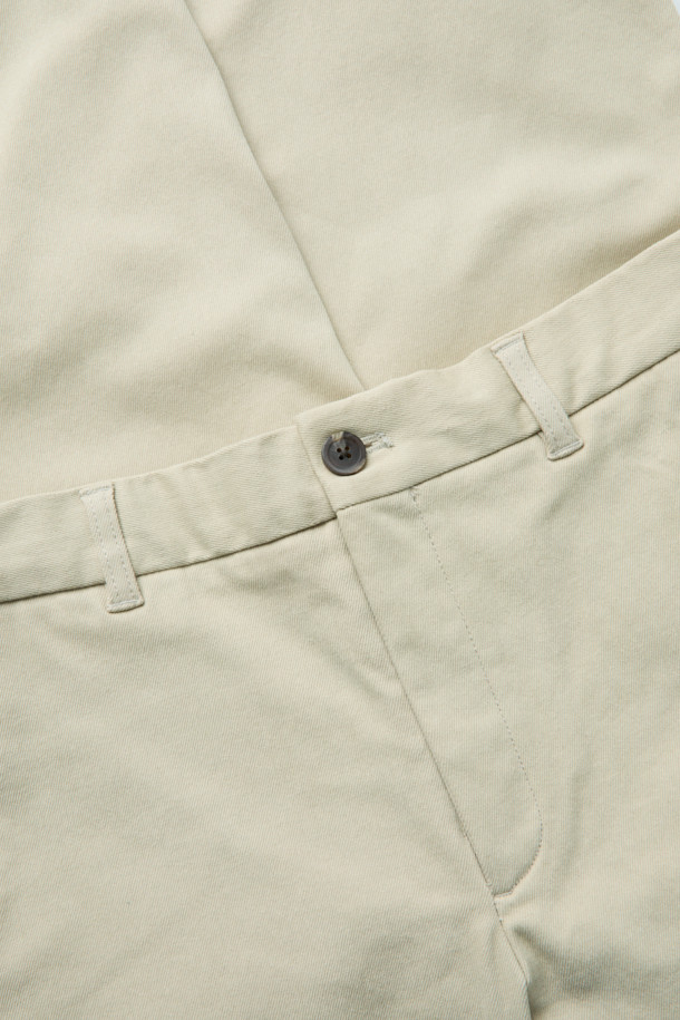 아이보리 코튼 치노 팬츠는 봄, 여름, 가을 계절에 착용하기 좋은 데일리 아이템입니다. 면과 폴리우레탄 혼방 소재로 제작되어 편안한 착용감과 신축성을 제공합니다. 레귤러 핏에 하프 밴딩 디자인으로 활동성을 높였으며, 무지 디자인으로 캐주얼, 미니멀, 클래식 스타일 모두 소화 가능합니다. 동네 마실룩이나 쇼핑룩에 매치하여 편안하면서도 스타일리시한 룩을 연출해 보세요.
