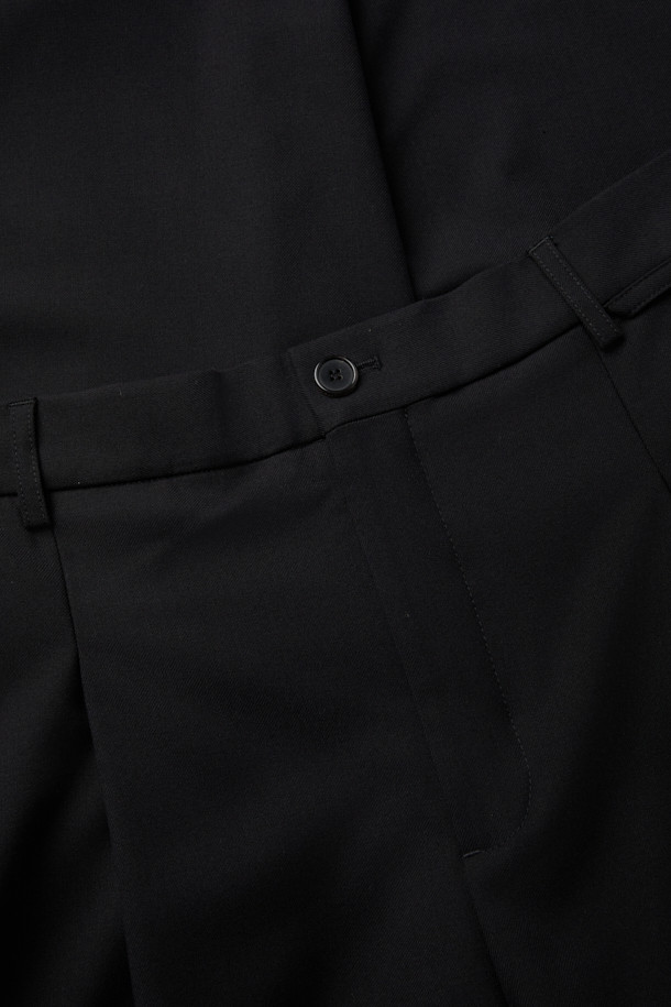 블랙 와이드 핏 팬츠는 일상, 오피스룩, 비즈니스 캐주얼, 출근룩에 모두 잘 어울리는 활용도 높은 슬랙스입니다. 레이온, 폴리에스테르, 울, 폴리우레탄 혼방 소재로 제작되어 부드러운 촉감과 편안한 착용감을 선사합니다. 미니멀하고 시크한 스타일을 연출하며, 사계절 내내 착용 가능합니다. 허리 부분은 하프 밴딩과 원턱 디테일로 편안함과 활동성을 더했습니다. 와이드 핏과 긴 기장으로 다리가 길어 보이는 효과를 줍니다.
