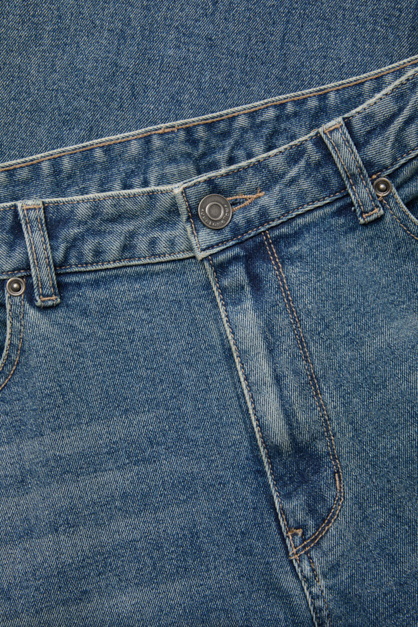 남성용 블루 레귤러 핏 데님 팬츠입니다. 캐주얼하고 베이직한 스타일로, 사계절 내내 활용하기 좋습니다. 스톤워싱과 과망워싱 처리되어 자연스러운 색감과 빈티지한 느낌을 더했습니다. 데이트룩, 쇼핑룩 등 다양한 TPO에 잘 어울리며, 미니멀, 클래식 스타일을 즐겨 입는 분들께 추천합니다. 면, 데님, 폴리우레탄 혼방 소재로 제작되었으며, 밑단은 좁아지는 테이퍼드 핏으로 디자인되었습니다.
