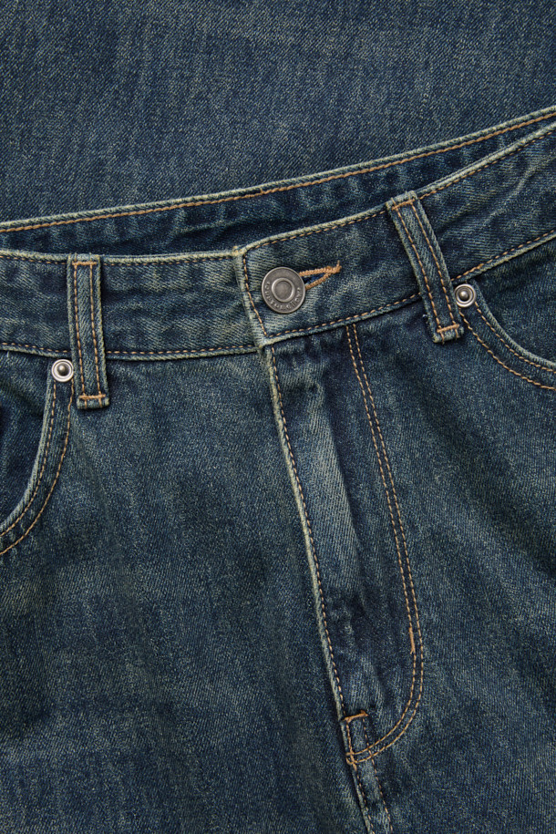 블루 스트레이트 핏 청바지는 남성용 데님 팬츠로, 베이직하고 캐주얼한 스타일을 연출합니다. 봄, 가을에 적합하며, 100% 면 소재로 제작되어 편안한 착용감을 선사합니다. 일자핏으로 다리가 길어 보이는 효과를 주며, 스톤워싱과 과망워싱 기법을 통해 자연스러운 워싱 디테일을 더했습니다. 데이트룩, 쇼핑룩 등 다양한 TPO에 활용 가능하며, 캐주얼, 미니멀, 클래식 스타일을 즐겨 입는 분들께 추천합니다.
