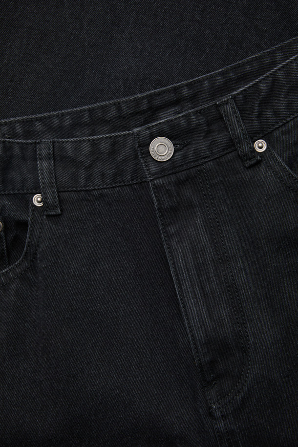 블랙 스트레이트 핏 데님 팬츠는 남녀 모두 착용 가능한 베이직하고 캐주얼한 스타일의 긴 바지입니다. 사계절 내내 활용할 수 있으며, 데이트룩, 쇼핑룩 등 다양한 TPO에 적합합니다. 면과 데님 혼방 소재로 제작되어 편안한 착용감을 선사하며, 스톤워싱 및 과망워싱 처리를 통해 자연스러운 워싱 디테일을 더했습니다. 일자핏의 스트레이트 핏으로 미니멀하고 클래식한 스타일을 연출하기 좋습니다.
