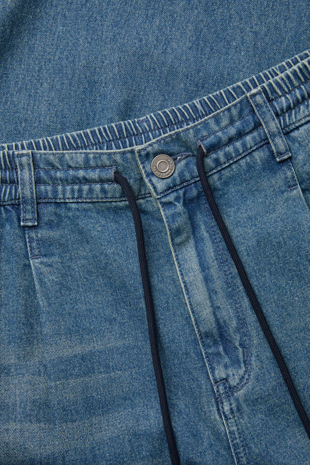 블루 루즈 핏 드로우스트링 청바지는 캐주얼한 스타일을 연출하기 좋은 남성용 데님 팬츠입니다. 면과 데님 혼방 소재로 제작되어 편안한 착용감을 선사하며, 봄, 여름, 가을 계절에 활용하기 좋습니다. 루즈핏으로 활동성을 높였으며, 허리 부분의 스트링과 워싱 가공 디테일이 돋보입니다. 동네 마실룩, 여행룩, 휴가룩 등 다양한 TPO에 맞춰 미니멀하고 시티보이 스타일을 완성해보세요. 무지 디자인과 블루 컬러의 조화는 어떤 상의와도 잘 어울려 데일리룩으로 활용하기 좋습니다.
