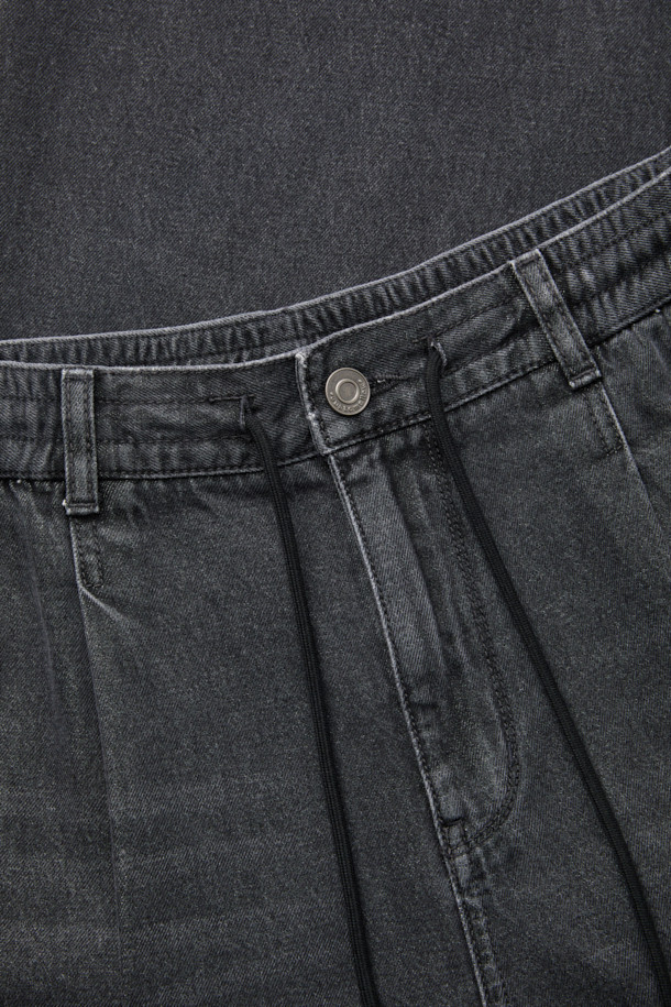 그레이 루즈핏 드로우 스트링(Drawstring) 청바지는 캐주얼, 미니멀, 시티보이 스타일을 연출하기 좋은 데님 반바지입니다. 봄, 여름, 가을 시즌에 활용하기 좋으며, 일상복으로 편안하게 입을 수 있습니다. 부드러운 면과 데님 소재 혼방으로 제작되어 편안한 착용감을 선사합니다. 허리 부분의 밴딩과 스트링 디테일로 활동성을 높였으며, 루즈핏 디자인으로 여유로운 실루엣을 연출합니다. 동네 마실룩이나 여행룩에 매치하여 스타일리시함을 더해보세요.
