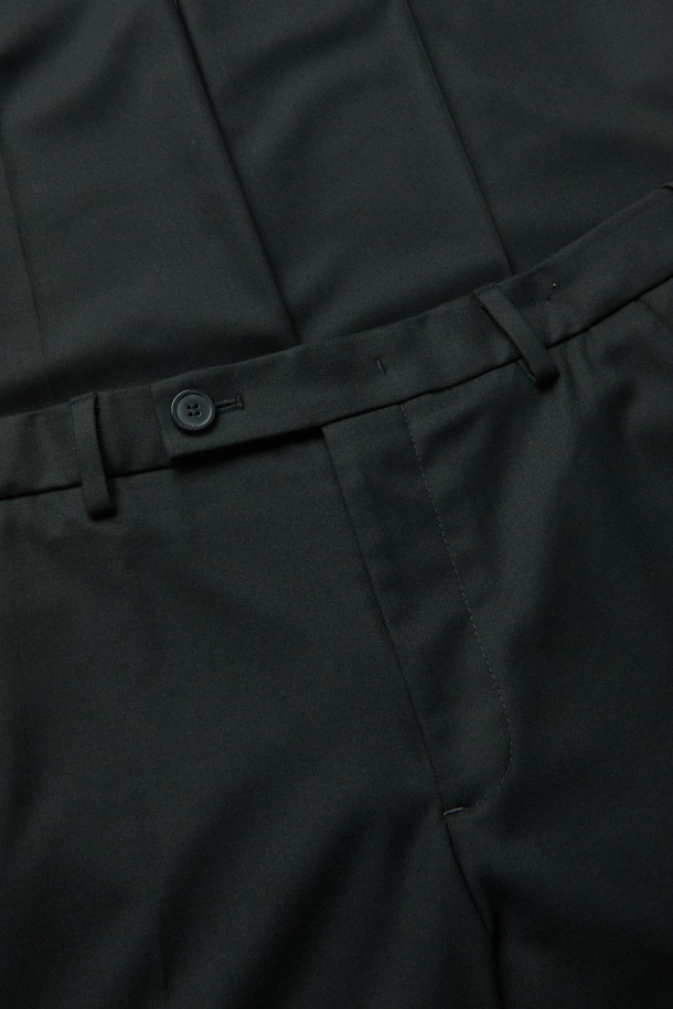 그레이 레귤러 핏 셋업 팬츠는 포멀하고 세련된 스타일을 연출하는 남성용 정장 바지입니다. 레이온, 폴리에스터, 폴리우레탄 혼방 소재로 제작되어 부드러운 촉감과 편안한 착용감을 선사합니다. 사계절 내내 활용 가능하며, 셋업으로 착용하여 더욱 완성도 높은 오피스룩, 비즈니스 캐주얼, 회의룩을 연출할 수 있습니다. 클래식, 미니멀, 시크한 스타일을 선호하는 남성분들께 추천하며, 레귤러 핏으로 제작되어 편안하면서도 깔끔한 실루엣을 제공합니다. 무지 디자인으로 어떤 상의와도 쉽게 매치할 수 있어 활용도가 높습니다.
