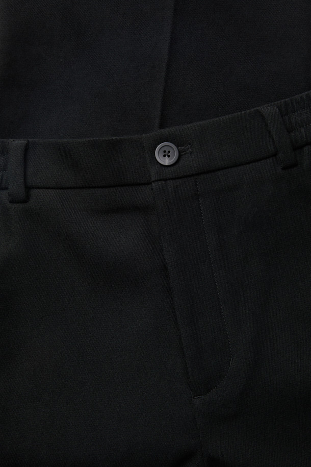 블랙 마일드 셋업 팬츠는 폴리에스테르와 폴리우레탄 혼방 소재로 제작되어 부드러운 촉감을 선사합니다. 레귤러 핏으로 제작되어 편안한 착용감을 제공하며, 하프 밴딩 디테일로 활동성을 더했습니다. 포멀한 스타일을 연출하며, 오피스룩, 비즈니스 캐주얼, 출근룩에 적합합니다. 클래식, 미니멀, 시크한 스타일을 선호하는 분들께 추천하며, 셋업으로도 활용 가능합니다. 무지 패턴의 블랙 컬러로 어떤 상의와도 쉽게 매치할 수 있습니다.
