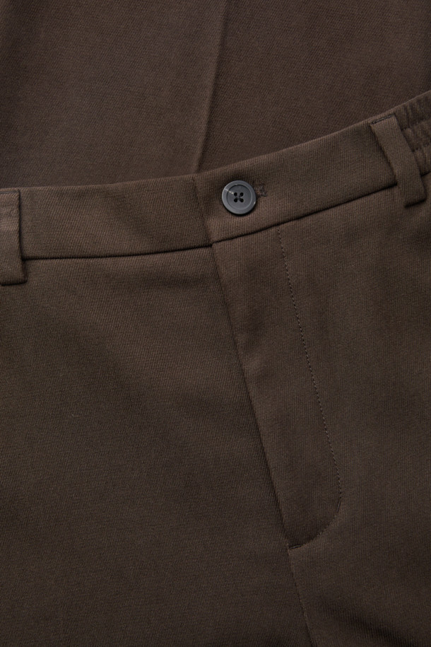 브라운 톤의 부드러운 촉감이 돋보이는 "브라운 마일드 셋업 팬츠"입니다. 폴리에스테르와 폴리우레탄 혼방 소재로 제작되어 편안한 착용감을 선사하며, 레귤러 핏으로 깔끔한 실루엣을 연출합니다. 포멀한 스타일과 미니멀, 시크한 무드를 동시에 만족시켜 오피스룩, 비즈니스 캐주얼, 모임룩 등 다양한 TPO에 활용하기 좋습니다. 무지 패턴으로 어떤 상의와도 쉽게 매치할 수 있으며, 하프 밴딩 디테일로 편안함까지 더했습니다. 세트 착장이 가능하여 더욱 완성도 높은 스타일을 연출할 수 있습니다.
