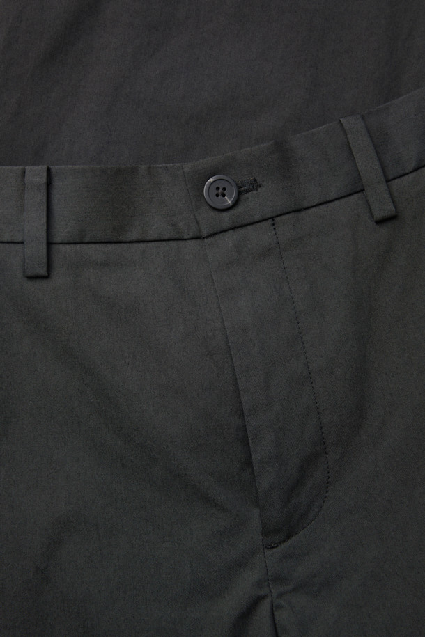 블랙 루즈 핏 면 혼방 셋업 팬츠는 포멀한 스타일을 추구하는 당신을 위한 완벽한 선택입니다. 출근룩, 비즈니스 캐주얼, 모임룩 등 다양한 TPO에 활용 가능하며, 클래식, 미니멀, 시크한 무드를 연출합니다. 면, 나일론, 폴리에스테르 혼방 소재로 제작되어 편안한 착용감을 선사하며, 루즈 핏 디자인으로 활동성을 높였습니다. 히든 밴딩 처리로 깔끔한 허리 라인을 유지하며, 셋업으로 스타일리시한 룩을 완성할 수 있습니다. 무지 패턴의 긴 기장 바지로, 어떤 상의와도 쉽게 매치하여 세련된 스타일을 연출해 보세요.
