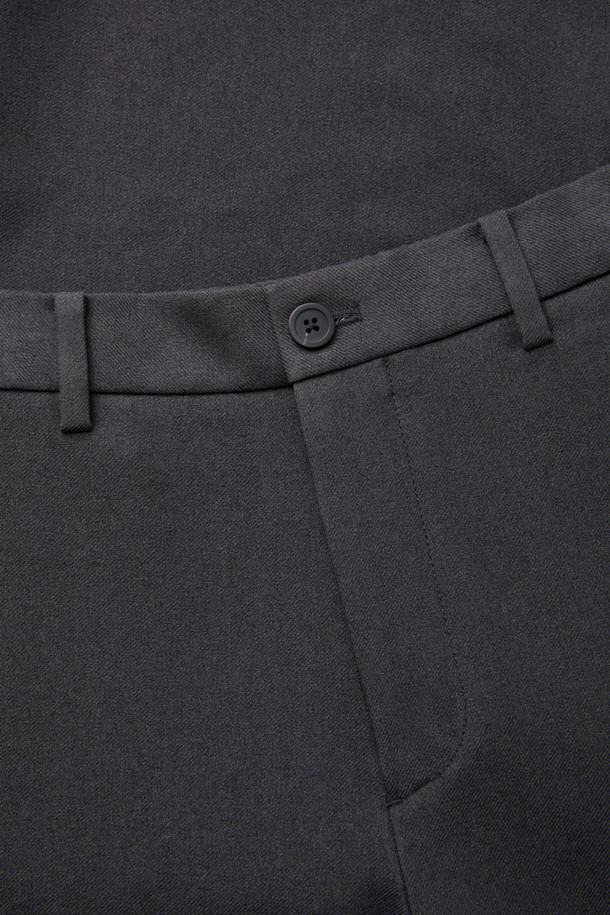 세련된 그레이 톤의 텍스처 셋업 팬츠입니다. 울라이크(Wool-like) 소재를 사용하여 포멀한 스타일을 연출하며, 루즈핏으로 편안한 착용감을 제공합니다. 무지 디자인과 투톤 컬러가 특징이며, 히든 밴딩으로 허리 부분의 깔끔함을 더했습니다. 오피스룩, 비즈니스 캐주얼, 회의룩 등 다양한 TPO에 활용 가능하며, 클래식하고 미니멀한 스타일을 선호하는 분들께 추천합니다. 셋업으로 스타일 완성을 할 수 있습니다.
