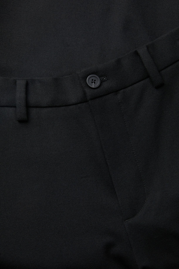 블랙 루즈 핏 셋업 팬츠는 포멀한 스타일을 위한 완벽한 선택입니다. 부드러운 촉감의 폴리에스터, 레이온, 폴리우레탄 혼방 소재로 제작되어 중량감 있는 편안함을 선사합니다. 무지 디자인에 루즈핏으로, 오피스룩, 비즈니스 캐주얼, 출근룩 등 다양한 TPO에 활용 가능합니다. 히든 밴딩 처리로 깔끔한 핏을 유지하며, 세트 착장으로 더욱 시크하고 클래식한 스타일을 연출할 수 있습니다. 미니멀한 디자인으로 어떤 상의와도 쉽게 매치하여 스타일리시한 룩을 완성해 보세요.
