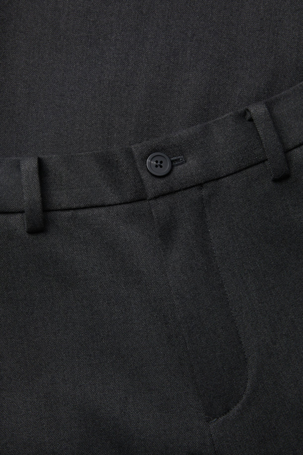 그레이 루즈 핏 셋업 팬츠는 레이온, 폴리에스테르, 폴리우레탄 혼방 소재로 제작되어 부드러운 촉감과 중량감 있는 두께감을 선사합니다. 셋업으로 착용하여 포멀한 스타일을 연출할 수 있으며, 오피스룩, 비즈니스 캐주얼, 출근룩 등 다양한 TPO에 활용하기 좋습니다. 루즈핏 디자인으로 편안함을 더했으며, 히든 밴딩 처리로 깔끔한 핏을 유지합니다. 무지 패턴의 미니멀하고 클래식한 디자인으로, 어떤 상의와도 쉽게 매치하여 세련된 스타일을 완성할 수 있습니다.
