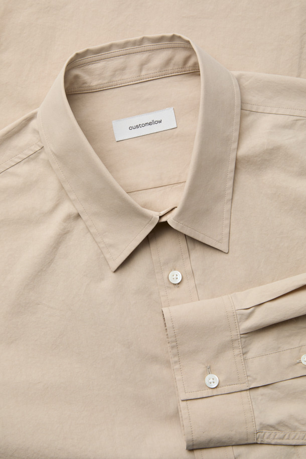 베이지 베이직 셔츠는 봄, 가을에 활용하기 좋은 공용 셔츠입니다. 부드러운 면 소재로 제작되어 편안한 착용감을 선사하며, 레귤러핏과 긴 소매 기장으로 깔끔한 실루엣을 연출합니다. 무지 패턴에 카라 디자인이 더해져 베이직하면서도 빈티지 무드를 자아냅니다. 데이트룩, 카페룩 등 다양한 TPO에 캐주얼, 미니멀, 클래식 스타일로 연출하기 좋은 아이템입니다.
