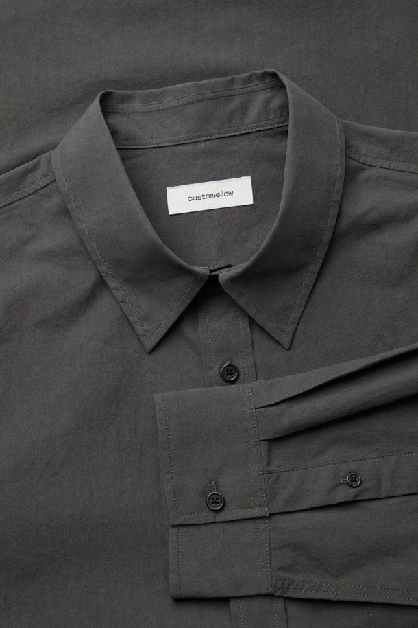 그레이 베이직 셔츠는 일상 용도로 활용하기 좋은 셔츠입니다. 면 소재로 제작되어 편안한 착용감을 제공하며, 레귤러 핏과 긴소매 디자인으로 제작되었습니다. 베이직하고 빈티지한 스타일을 연출하며, 칼라 네크라인과 무지 패턴으로 깔끔함을 더했습니다. 다잉 베이스 처리로 은은한 멋을 더한 클래식, 미니멀, 캐주얼 스타일의 셔츠입니다.
