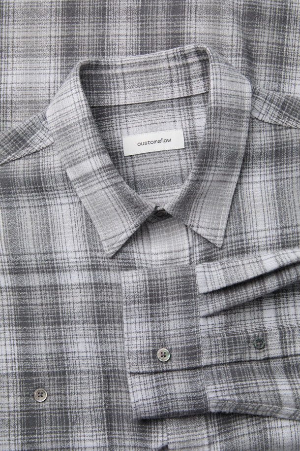 다크 그레이 오버핏 체크 셔츠는 캐주얼한 스타일을 즐기는 분들을 위한 아이템입니다. 부드러운 면 소재로 제작되어 편안한 착용감을 선사하며, 동네 마실룩이나 카페룩에 잘 어울립니다. 넉넉한 오버핏으로 제작되어 트렌디한 느낌을 주며, 체크 패턴이 돋보이는 디자인입니다. 가슴 부분의 체스트 포켓은 실용성을 더합니다. 미니멀, 클래식 스타일을 선호하는 분들께 추천하는 셔츠입니다.
