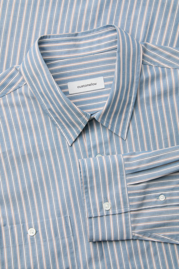 그레이 색상의 오버핏 스트라이프 셔츠입니다. 얇은 두께의 면 소재로 제작되어 봄, 여름, 가을 계절에 시원하고 편안하게 착용할 수 있습니다. 캐주얼, 베이직 스타일로 데이트룩, 카페룩에 잘 어울리며, 차이나칼라와 긴 소매, 체스트 포켓 디테일이 특징입니다. 부드러운 촉감과 오버핏 디자인으로 편안함을 더했습니다. 미니멀한 스타일을 선호하는 남성분들께 추천합니다.
