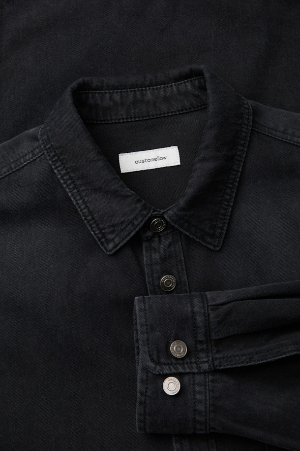 블랙 오버핏 데님 셔츠입니다. 넉넉한 핏으로 편안한 착용감을 선사하며, 캐주얼, 미니멀, 워크웨어 스타일을 연출하기 좋습니다. 봄, 가을에 적합하며, 일상생활과 가을 나들이룩에 활용하기 좋습니다. 빈티지 워싱 디테일과 체스트 포켓으로 포인트를 더했습니다. 카라넥과 긴 소매 기장으로, 다양한 스타일링이 가능합니다.
