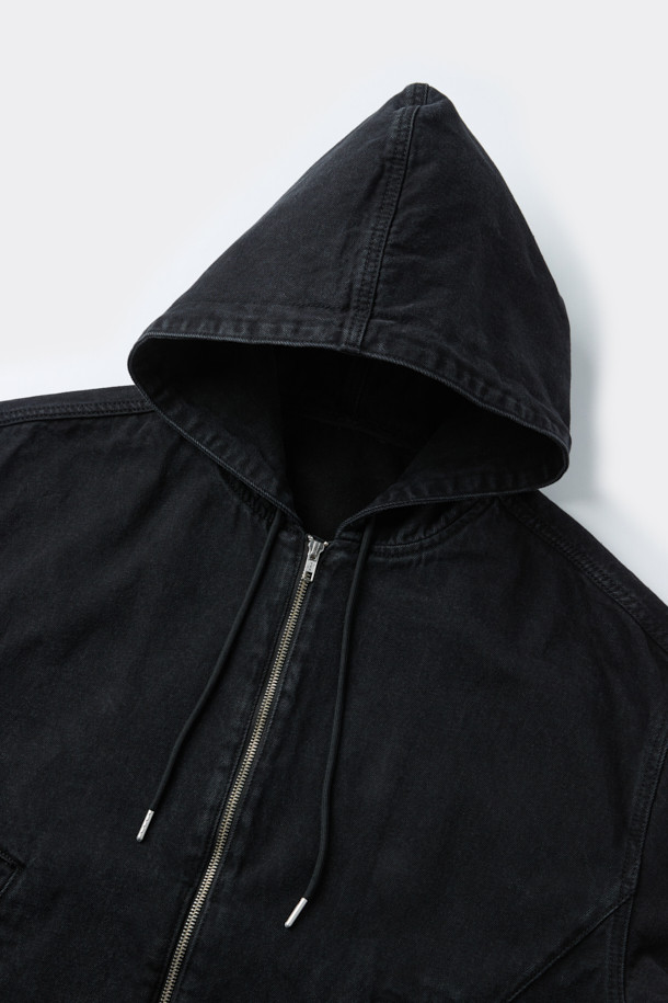 블랙 데님 후드 재킷은 캐주얼한 무드의 후드 자켓입니다. 봄, 가을에 어울리는 릴랙스핏으로 편안하게 착용 가능하며, 데님과 면 혼방 소재로 제작되었습니다. 지퍼 여밈 방식에 스트링 디테일, YKK 2-Way 지퍼로 실용성을 더했습니다. 동네 마실룩, 봄 소풍룩 등 가벼운 외출에 시티보이, 미니멀 스타일로 연출하기 좋습니다. 크롭 기장의 디자인으로 트렌디함을 더했습니다.
