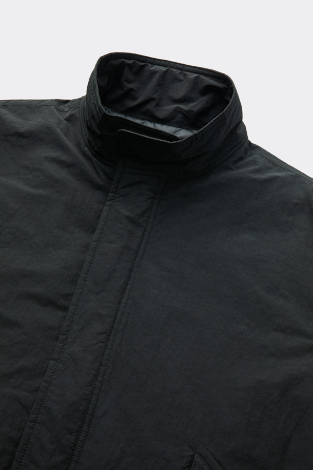 블랙 패딩 숏 파카입니다. 넉넉한 오버핏으로 제작되어 편안한 착용감을 선사하며, 겨울철 데일리룩에 따뜻함과 스타일을 더해줍니다. 미니멀하고 베이직한 디자인으로 다양한 스타일 연출이 가능하며, 지퍼형 여밈과 밑단 스트링 디테일로 실용성을 높였습니다. 겉감은 매트한 질감의 나일론, 폴리에스테르, 면 혼방 소재를 사용하여 부드러운 착용감을 제공하며, 두꺼운 패딩 충전재가 뛰어난 보온성을 자랑합니다. 2-Way 지퍼 디테일로 활동성을 높였으며, 긴 소매 기장으로 겨울철 추위에도 끄떡없습니다.
