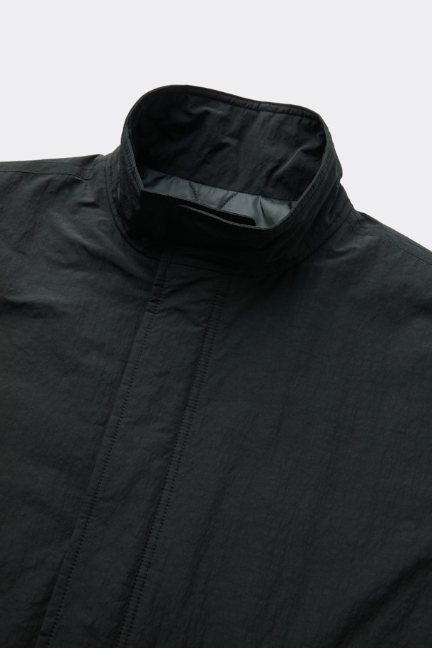 블랙 패딩 롱 파카는 겨울철 데일리룩, 산책, 여행 시 따뜻하고 스타일리시하게 연출하기 좋은 아우터입니다. 넉넉한 오버핏으로 편안한 착용감을 선사하며, 무지 디자인과 블랙 컬러로 미니멀하고 베이직한 스타일을 연출합니다. 두꺼운 두께감과 매트한 촉감의 나일론, 폴리에스테르, 면 혼방 소재로 제작되어 보온성을 높였습니다. 2-Way 지퍼, 소매 조절 밴드, 패딩 충전재 등의 디테일이 돋보이며, 긴 소매 기장과 롱 기장으로 한겨울 추위에도 끄떡없는 보온력을 제공합니다. 지퍼로 간편하게 여밀 수 있습니다.
