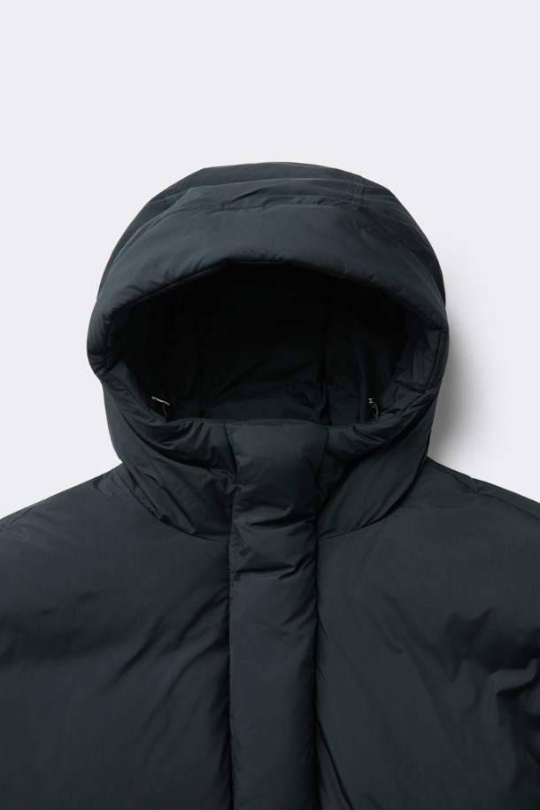 세련된 블랙 후드 숏 다운 재킷입니다. 겨울철 데일리룩에 어울리는 미니멀한 스타일의 이 재킷은 숏패딩 디자인으로 크롭 기장을 자랑합니다. 부드러운 촉감의 폴리에스테르 소재에 구스다운 80:20 충전재를 사용하여 보온성을 높였습니다. 2-Way 지퍼와 히든 여밈 방식으로 깔끔함을 더했으며, 오버핏으로 편안한 착용감을 선사합니다. 경량 소재에 은은한 광택감이 더해져 시크한 매력을 줍니다.
