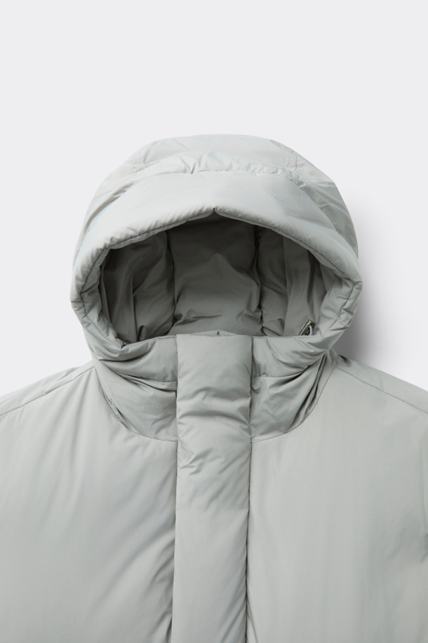 그레이 후드 숏 다운 재킷은 겨울철 데일리룩에 적합한 미니멀하고 캐주얼한 스타일의 아우터입니다. 가볍고 부드러운 폴리에스테르 소재에 80:20 구스다운 충전재를 사용하여 보온성을 높였습니다. 오버핏으로 편안하게 착용 가능하며, 2-Way 지퍼와 히든 여밈 방식으로 깔끔한 디자인을 연출합니다. 숏패딩 기장과 긴소매, 후드 디테일이 특징이며, 은은한 광택감이 고급스러운 느낌을 더합니다. 무지 디자인에 그레이 컬러로 어떤 옷에도 쉽게 매치할 수 있습니다.
