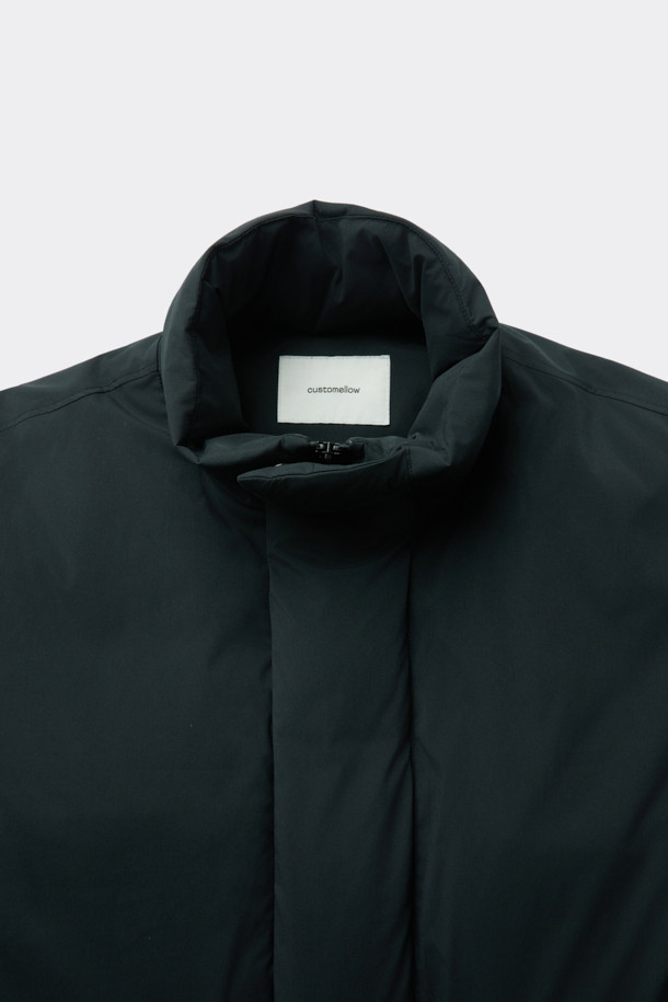 블랙 롱 다운 재킷은 겨울철 데일리룩에 미니멀하고 클래식한 스타일을 더해줄 필수 아이템입니다. 매트한 질감의 폴리에스테르 소재로 제작되어 뛰어난 보온성을 자랑하며, 오버핏 디자인으로 편안한 착용감을 선사합니다. YKK 2-Way 지퍼와 구스다운 80:20 충전재를 사용하여 보온성과 활동성을 모두 갖췄습니다. 롱 기장의 무지 디자인으로 어떤 옷에도 쉽게 매치할 수 있어 활용도가 높습니다. 추운 날씨에도 스타일리시함을 놓치지 않도록 도와주는 완벽한 겨울 아우터입니다.
