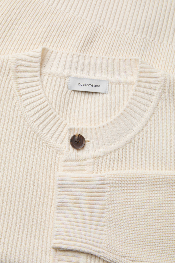 아이보리 코튼 라운드 가디건은 부드러운 면 소재로 제작되어 편안한 착용감을 선사합니다. 라운드 넥 디자인과 릴랙스 핏으로 캐주얼하고 미니멀한 스타일을 연출하며, 양쪽 포켓 디테일이 실용성을 더합니다. 봄, 가을 시즌에 두꺼운 두께감으로 따뜻하게 입을 수 있으며, 동네 마실룩이나 카페룩에 잘 어울립니다. 베이직한 디자인으로 다양한 스타일 연출이 가능하여 활용도가 높습니다.
