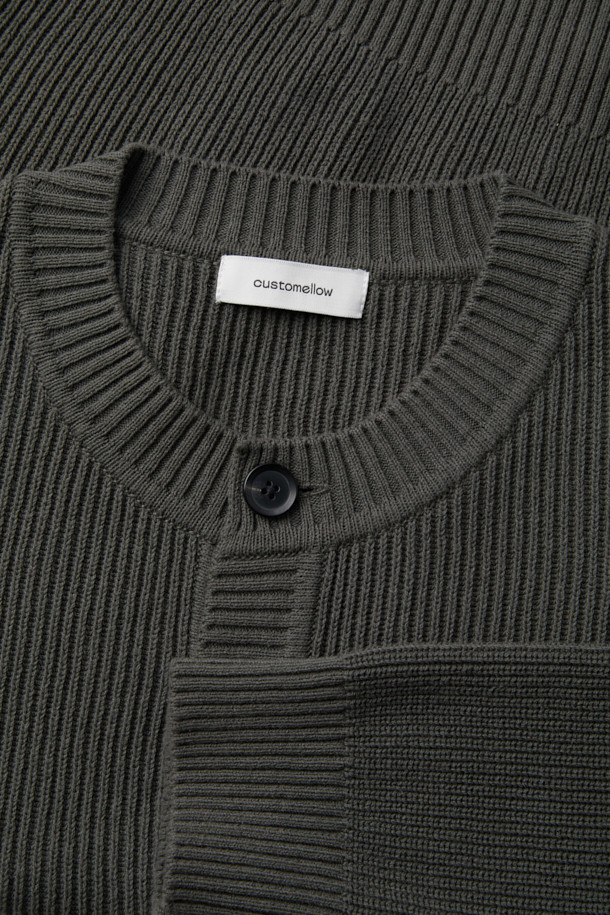 카키 코튼 라운드 가디건은 부드러운 면 소재로 제작되어 봄, 가을 간절기에 활용하기 좋은 아이템입니다. 릴랙스 핏과 크롭 기장으로 편안하면서도 스타일리시한 연출이 가능하며, 라운드넥 디자인이 여성스러운 실루엣을 더합니다. 무지 디자인에 포켓 디테일이 더해져 실용성을 높였으며, 버튼 여밈으로 간편하게 착용할 수 있습니다. 동네 마실룩이나 카페룩 등 캐주얼하고 미니멀한 스타일에 클래식한 무드를 더해주는 가디건입니다.
