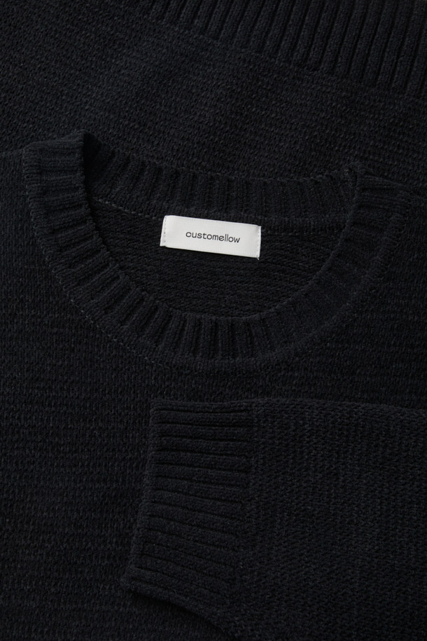 블랙 셔닐 스웨터는 부드러운 촉감과 고급스러운 발색감이 돋보이는 겨울철 필수 아이템입니다. 레귤러 핏에 라운드넥 디자인으로, 베이직하면서도 미니멀한 스타일을 연출합니다. 두꺼운 두께감으로 따뜻함을 제공하며, 무지 패턴으로 어떤 스타일에도 쉽게 매치할 수 있습니다. 소매는 긴 기장으로 제작되었으며, 가을, 겨울철 데일리룩과 집콕룩에 활용하기 좋습니다. 미니멀, 클래식, 캐주얼 등 다양한 스타일을 소화하여 활용도 높은 스웨터입니다.
