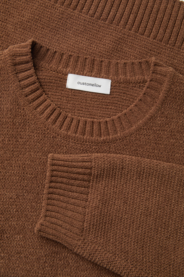 브라운 셔닐 스웨터는 부드러운 촉감과 두꺼운 두께로 가을, 겨울철 따뜻하게 착용하기 좋은 공용 니트/스웨터입니다. 베이직하고 미니멀한 스타일을 연출하며, 레귤러 핏과 라운드넥 디자인으로 편안한 착용감을 선사합니다. 고급스러운 발색감의 무지 셔닐 소재로 제작되어 클래식, 미니멀, 캐주얼 등 다양한 스타일링에 활용하기 좋습니다. 겨울 데일리룩에 활용하기 좋은 긴소매 레귤러 기장의 니트 스웨터입니다.
