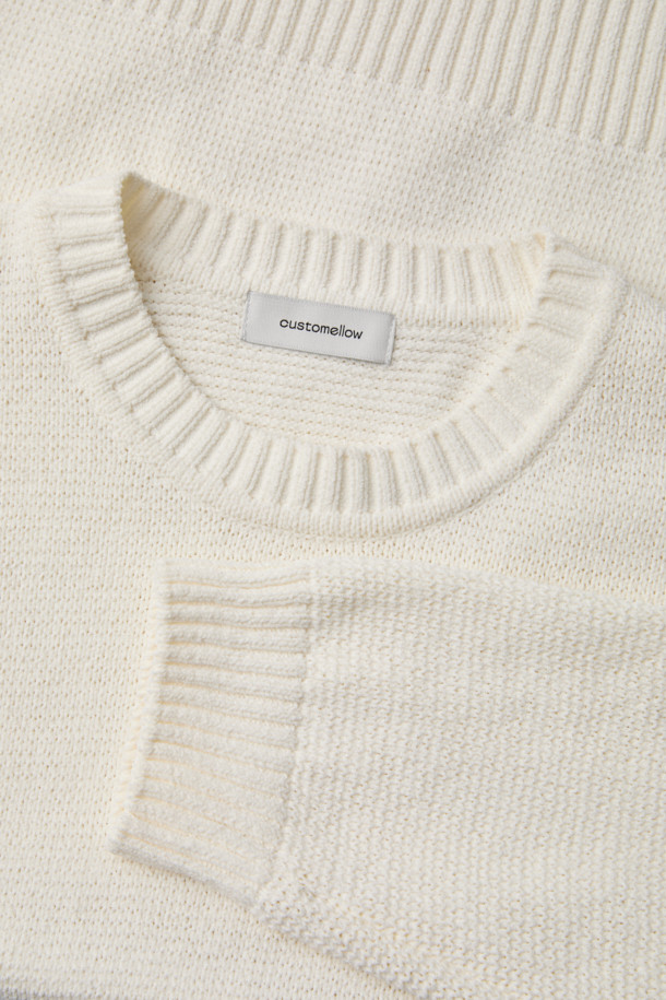 아이보리 셔닐 스웨터는 부드러운 촉감의 셔닐 소재로 제작되어 가을, 겨울 시즌 따뜻하게 착용하기 좋습니다. 베이직하고 미니멀한 스타일로 겨울 데일리룩, 카페룩, 집콕룩 등 다양한 TPO에 활용하기 용이합니다. 라운드넥에 레귤러핏, 긴 소매 기장으로 편안한 착용감을 선사하며, 두꺼운 두께감으로 포근함을 더합니다. 고급스러운 아이보리 컬러는 어떤 룩에도 잘 어울려 미니멀, 클래식, 캐주얼 등 폭넓은 스타일을 연출할 수 있습니다.
