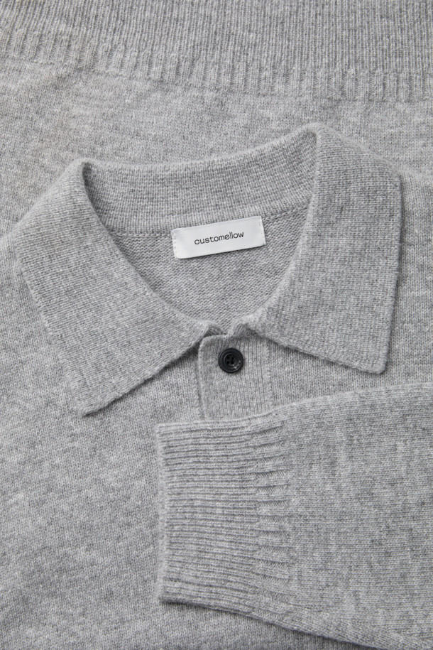 그레이 캐시미어 블렌디드 카라 스웨터는 가을과 겨울 시즌, 오피스룩, 비즈니스 캐주얼, 겨울 데일리룩에 적합한 남성용 상의입니다. 부드러운 촉감의 캐시미어 혼방 소재로 제작되어 고급스러운 발색감과 레귤러핏, 두꺼운 두께가 특징입니다. 베이직하고 클래식한 스타일로, 카라 디자인과 긴소매, 무지 패턴이 미니멀하고 세련된 분위기를 연출합니다. 일상에서 편안하면서도 멋스러운 스타일을 완성할 수 있는 아이템입니다.

