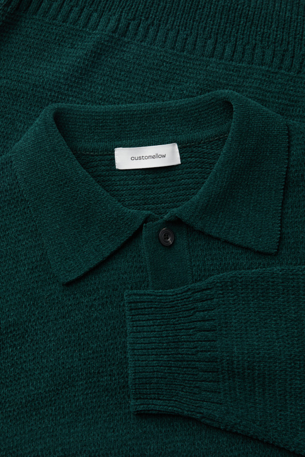 그린 셔닐 카라 스웨터는 부드러운 셔닐 소재로 제작되어 포근한 착용감을 선사합니다. 톤 다운된 그린 컬러와 베이직한 디자인으로 가을, 겨울 시즌 데일리룩, 모임룩, 카페룩 등 다양한 TPO에 활용하기 좋습니다. 레귤러 핏에 카라 디테일이 더해져 클래식하면서도 미니멀한 스타일을 연출하고, 두꺼운 두께감으로 보온성을 높였습니다. 무지 패턴의 긴소매 디자인으로 어떤 하의와도 쉽게 매치하여 캐주얼한 무드를 더할 수 있습니다. 고급스러운 발색감의 셔닐 스웨터로 겨울철 세련된 스타일을 완성해 보세요.
