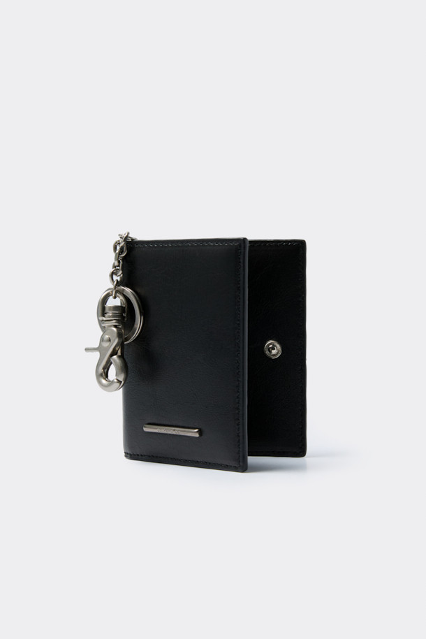심플한 디자인이 돋보이는 블랙 폴디드 카드지갑입니다. 합성피혁 소재로 제작되어 부드러운 질감과 견고함을 동시에 느낄 수 있습니다. 미니멀한 사이즈로 휴대성이 뛰어나며, 무지 디자인에 로고 바 장식으로 포인트를 더했습니다. 내부에는 4개의 카드 포켓과 1개의 오픈 포켓, 탈부착 가능한 키링이 있어 실용적입니다. 데이트룩, 쇼핑룩, 카페룩 등 다양한 스타일에 미니멀, 클래식, 시크한 무드를 더해보세요.
