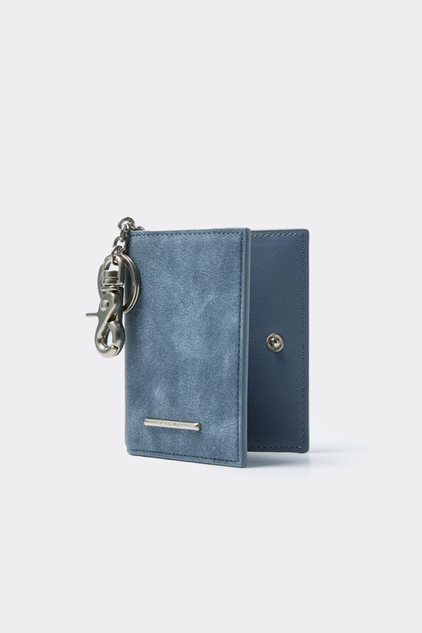 세련된 블루 컬러의 폴딩 카드지갑입니다. 미니 크링클 가죽과 합성피혁 소재로 제작되었으며, 미니멀한 디자인과 사각 쉐입이 특징입니다. 탈부착 가능한 키링과 좌우 4칸의 카드 포켓, 날개 오픈 포켓 1칸으로 실용성을 더했습니다. 데이트룩, 쇼핑룩, 카페룩 등 다양한 TPO에 미니멀, 클래식, 시크 스타일을 연출하기 좋은 아이템입니다. 로고 바 장식이 고급스러움을 더하는 컴팩트한 사이즈의 지갑입니다.
