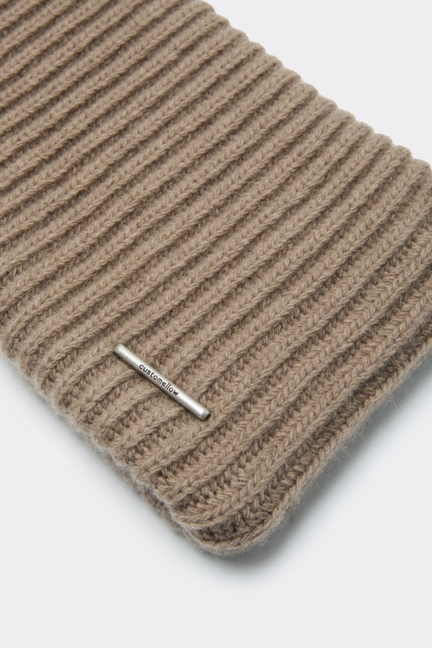 베이지 컬러의 니트 이어머프는 겨울철 추위를 따뜻하게 녹여줄 아이템입니다. 캐시미어와 울 소재 혼방으로 제작되어 부드러운 촉감과 뛰어난 보온성을 자랑하며, 골지 패턴이 클래식하고 베이직한 디자인을 더합니다. 튜브형 실루엣으로 넥워머 또는 헤드워머로도 활용 가능하며, 로고 바 장식이 은은한 포인트를 선사합니다. 출근룩과 연말 모임룩 등 다양한 TPO에 미니멀하고 캐주얼한 스타일로 매치하여 따뜻하면서도 세련된 겨울 스타일을 연출해보세요.
