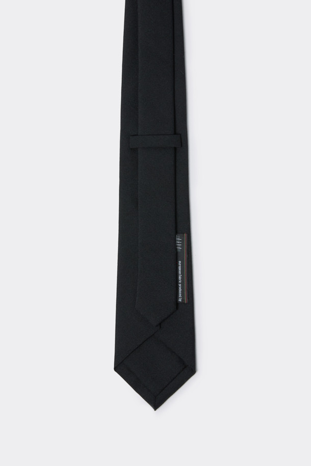 블랙 울 솔리드 타이는 포르투갈 피테콤사의 울 혼방 소재로 제작되어 고급스러운 착용감을 선사합니다. 톤온톤의 무지 디자인과 세미 세븐 폴드 디자인 장식이 더해져 클래식하면서도 세련된 스타일을 연출합니다. 넥타이 안감을 추가하여 내구성을 높였으며, 수입 라벨 디테일로 품격을 더했습니다. 오피스룩, 회의룩, 면접룩 등 격식 있는 자리에 잘 어울리며, 미니멀한 디자인으로 어떤 스타일에도 매치하기 좋습니다. 탄탄한 두께감으로 넥타이의 형태를 오랫동안 유지합니다.