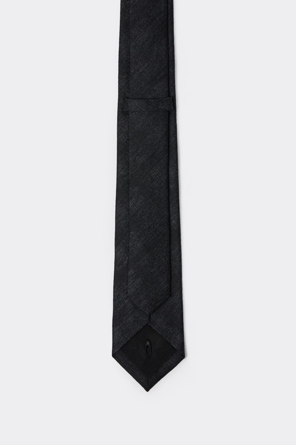 세련된 블랙 패턴 넥타이는 남성분들의 비즈니스 캐주얼, 회의룩, 출근룩에 완벽하게 어울립니다. 부드러운 실크 혼방 소재로 제작되어 고급스러운 촉감을 선사하며, 사계절 내내 착용하기 좋습니다. 클래식하면서도 미니멀한 스타일의 블랙 컬러 패턴 디자인은 어떤 셔츠에도 잘 어울려 폭넓은 활용도를 자랑합니다. 넥타이 하단에는 로고 자수가 섬세하게 장식되어 은은한 포인트를 더합니다. 넥타이 하나로 당신의 품격을 한층 더 높여보세요.
