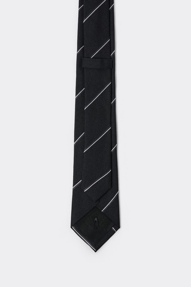 클래식한 스타일을 뽐내는 블랙 스트라이프 넥타이입니다. 부드러운 실크 소재로 제작되어 고급스러운 촉감을 선사하며, 안감에는 로고 자수 디테일이 더해져 세련됨을 더했습니다. 레지멘탈 스트라이프 패턴은 어떤 룩에도 포인트를 주어 오피스룩, 비즈니스 캐주얼, 회의룩 등 다양한 TPO에 활용하기 좋습니다. 미니멀한 디자인으로 유행을 타지 않고 오랫동안 착용할 수 있습니다.
