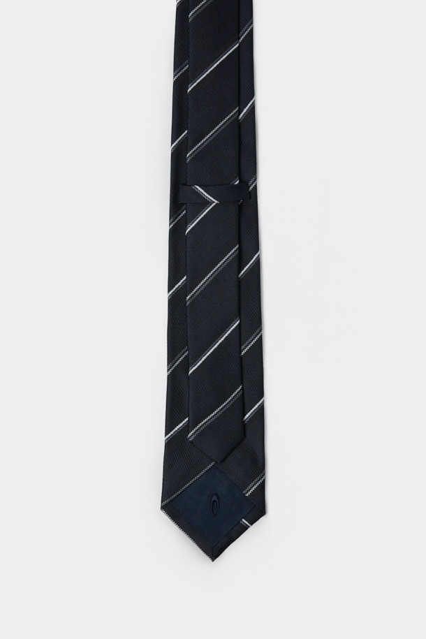 네이비 스트라이프 넥타이는 남성용으로, 오피스룩, 비즈니스 캐주얼, 회의룩에 잘 어울리는 클래식 스타일의 넥타이입니다. 부드러운 실크 소재로 제작되어 고급스러운 촉감을 선사하며, 사계절 내내 착용하기 좋습니다. 네이비 컬러 바탕에 스트라이프 무늬가 세련된 인상을 주며, 로고 자수가 디자인의 포인트로 더해졌습니다. 미니멀한 디자인으로 다양한 스타일의 셔츠에 매치하기 용이합니다.
