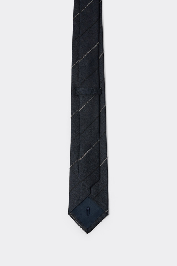 네이비 실크 스트라이프 넥타이는 남성을 위한 클래식 스타일의 넥타이입니다. 부드러운 촉감의 실크 혼방 소재로 제작되어, 오피스룩, 비즈니스 캐주얼, 회의룩 등 다양한 TPO에 잘 어울립니다. 네이비 컬러 바탕에 스트라이프 패턴이 세련된 느낌을 주며, 로고 자수로 포인트를 더했습니다. 미니멀한 디자인으로 어떤 셔츠와도 무난하게 매치하여 클래식한 스타일을 연출할 수 있습니다.
