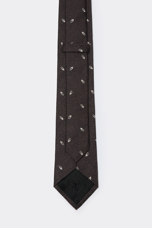 브라운 로고 타이'는 부드러운 실크 소재로 제작되어 고급스러운 촉감을 선사합니다. 시그니처 로고 패턴이 은은하게 디자인되어 있으며, 안감에도 로고 자수를 더해 섬세함을 놓치지 않았습니다. 클래식, 미니멀, 시크 스타일을 추구하는 남성분들을 위한 아이템으로, 오피스룩, 비즈니스 캐주얼, 모임룩 등 다양한 TPO에 활용 가능합니다. 사계절 내내 세련된 스타일을 연출할 수 있는 필수적인 넥타이입니다.
