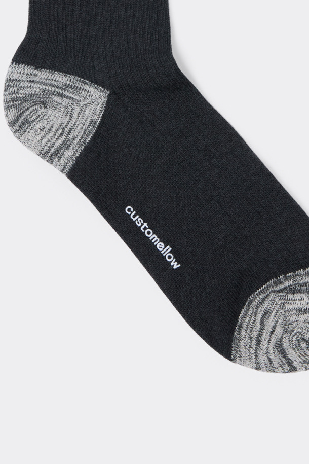 블랙 립 삭스는 캐주얼 및 미니멀 스타일을 추구하는 모든 분께 적합한 양말입니다. 면혼방 소재로 제작되어 부드러운 촉감을 제공하며, 사계절 내내 편안하게 착용할 수 있습니다. 일상생활에서 활용하기 좋은 디자인으로, 발을 안정적으로 잡아주는 논슬립 기능이 더해졌습니다. 립 조직 디자인과 로고 장식이 특징이며, 어떤 옷차림에도 잘 어울리는 활용도 높은 아이템입니다.
