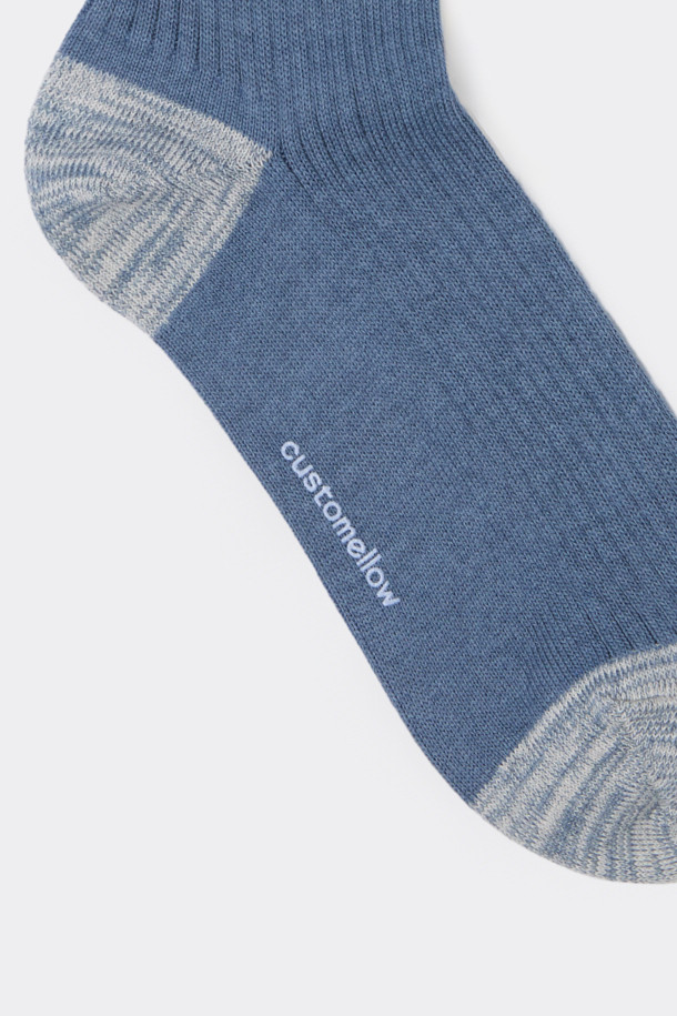 그레이 립 삭스는 면 혼방 소재로 제작되어 부드러운 촉감을 제공하는 데일리 양말입니다. 사계절 내내 착용 가능하며, 골지 패턴과 논슬립 기능으로 편안한 착용감을 선사합니다. 캐주얼, 미니멀, 클래식 스타일의 옷차림에 잘 어울리며, 집콕룩이나 산책룩에 매치하기 좋습니다. 로고 디테일이 은은하게 포인트가 되어 줍니다.
