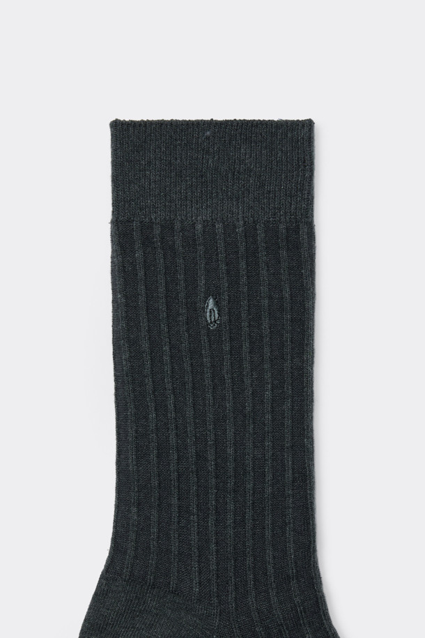 **그레이 자수 양말**은 부드러운 면 혼방 소재로 제작되어 편안한 착용감을 선사합니다. 일상생활은 물론, 산책룩에도 잘 어울리는 캐주얼하고 미니멀한 스타일의 양말입니다. 은은한 그레이 컬러에 로고 자수 디자인으로 포인트를 더했습니다. 립조직 마감으로 늘어짐을 방지하여 오랫동안 튼튼하게 착용할 수 있습니다. 사계절 내내 활용하기 좋은 실용적인 아이템입니다.
