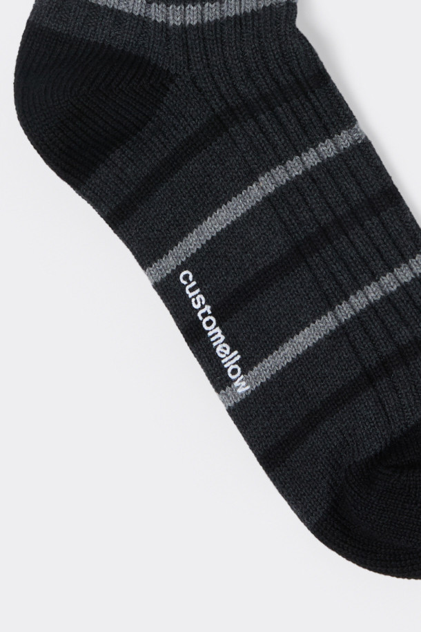 블랙&그레이 스트라이프 양말은 면혼방 소재로 제작되어 부드러운 촉감을 선사하며 사계절 내내 착용하기 적합합니다. 일상생활에서 편안하게 신을 수 있도록 디자인되었으며, 동네 마실룩이나 산책룩에 잘 어울리는 캐주얼, 미니멀, 클래식 스타일을 연출할 수 있습니다. 논슬립 기능이 있어 활동적인 날에도 안정감을 더하며, 브랜드 로고가 깔끔하게 포인트로 적용되었습니다.
