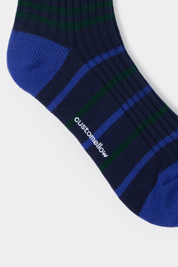 블루 스트라이프 삭스입니다. 면혼방 소재로 제작되어 부드러운 촉감을 선사하며, 사계절 내내 편안하게 착용할 수 있습니다. 블루와 네이비 컬러의 스트라이프 패턴이 캐주얼, 미니멀, 클래식 스타일 모두에 잘 어울립니다. 논슬립 기능으로 활동성을 높였으며, 로고 디테일이 디자인의 완성도를 더합니다. 동네 마실룩, 산책룩에 매치하여 편안하면서도 스타일리시한 룩을 연출해보세요.
