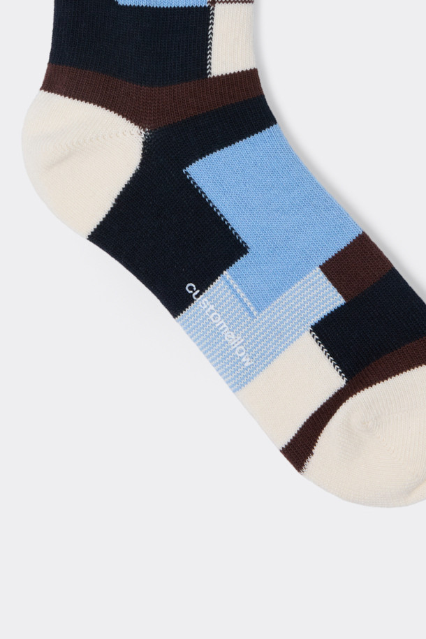 브라운 블록 패턴 양말은 면혼방 소재로 제작되어 부드러운 촉감을 자랑합니다. 남녀 공용으로 편안하게 착용 가능하며, 사계절 내내 활용할 수 있습니다. 체크와 블록 무늬가 돋보이는 캐주얼, 미니멀, 클래식 스타일의 양말로, 동네 마실룩, 산책룩, 집콕룩에 잘 어울립니다. 넌슬립 기능과 로고 디테일로 실용성을 더했습니다. 브라운, 블루, 화이트, 블랙 등 다양한 색상 옵션으로 만나보세요.
